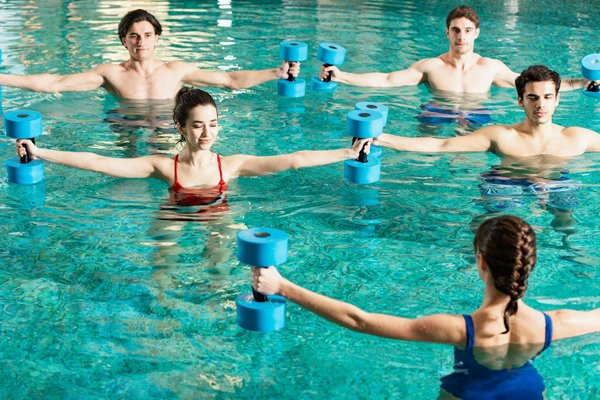 Quels sports aquatiques sont les plus efficaces pour brûler des calories et tonifier le corps?